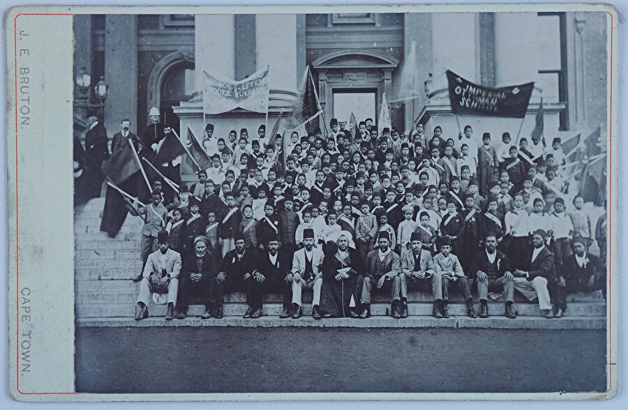 Başkent Cape Town'da 1956 yılında doğan Nathri Efendi, 'Eski rejim yüzünden neredeyse her alanda ayrımcılığa uğruyorduk. Ragbi sporu altında birleşenler Apartheid rejimini dize getirmeyi başardı.' dedi.