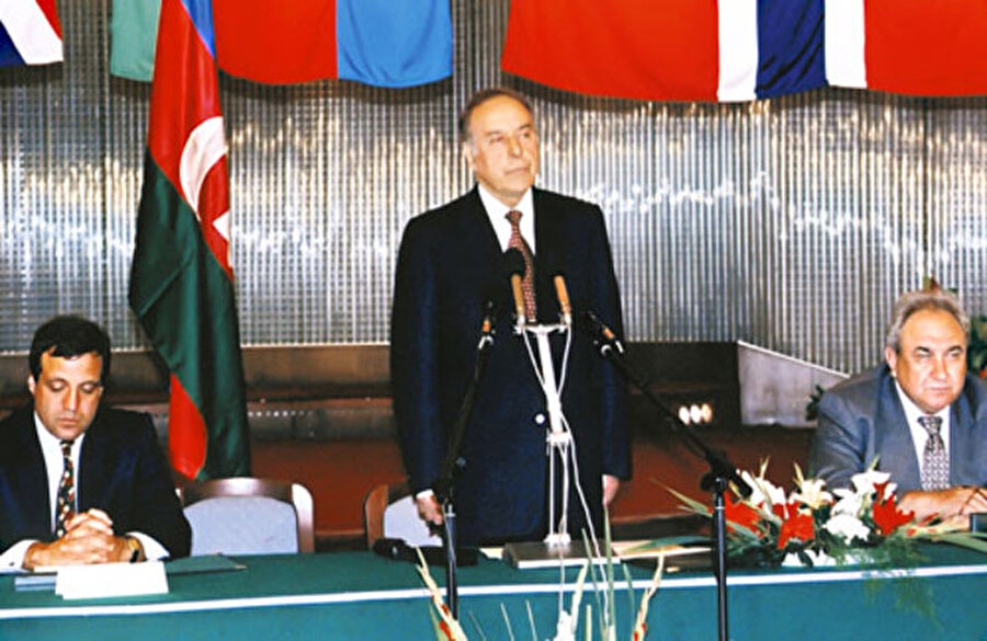 Aliyev'in Asrın Anlaşması'nı imzaladığı tören sırasında konuşma yaparken