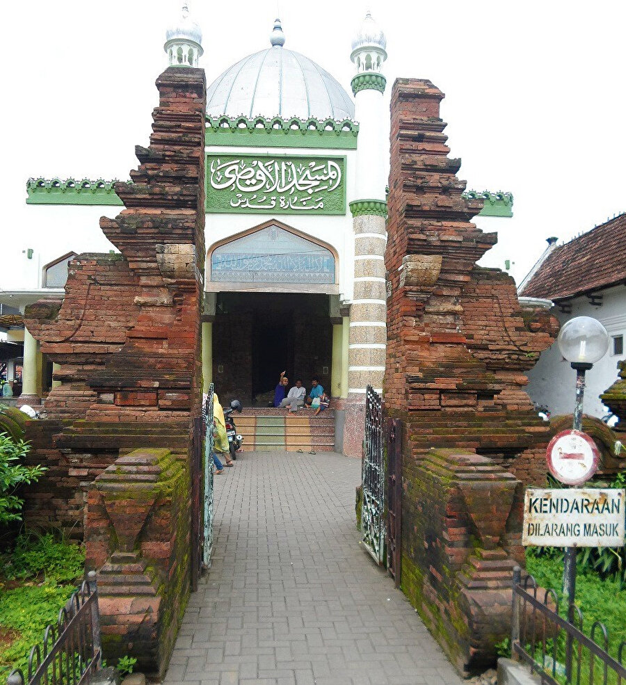 Bir Budist tapınağı mimarisiyle inşa edilmiş Mescid-i Aksâ'nın girişi.
