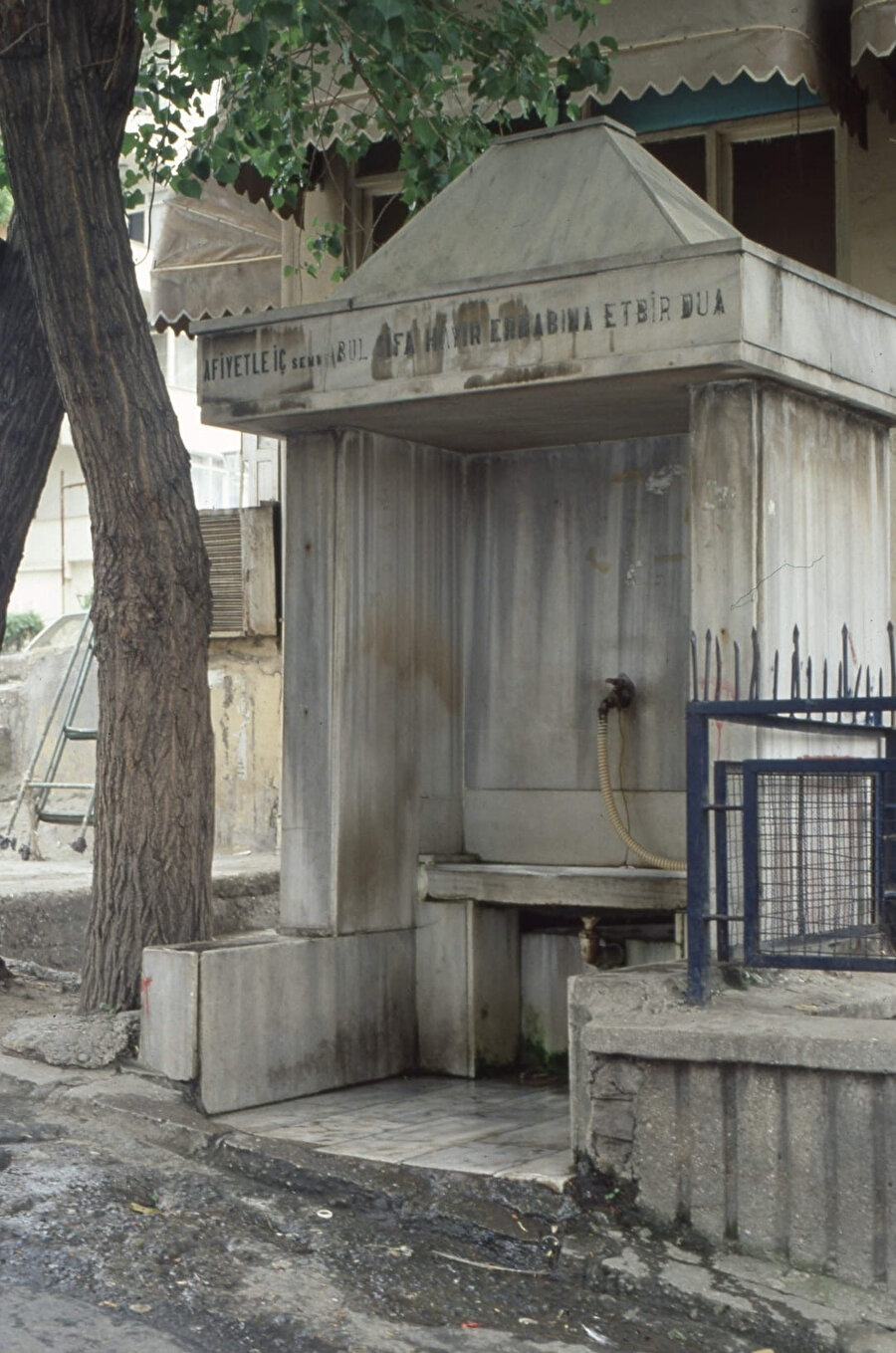 İnşaat yaparken tarihi çeşmeyi yıktılar. 'Daha güzelini yapacağız'