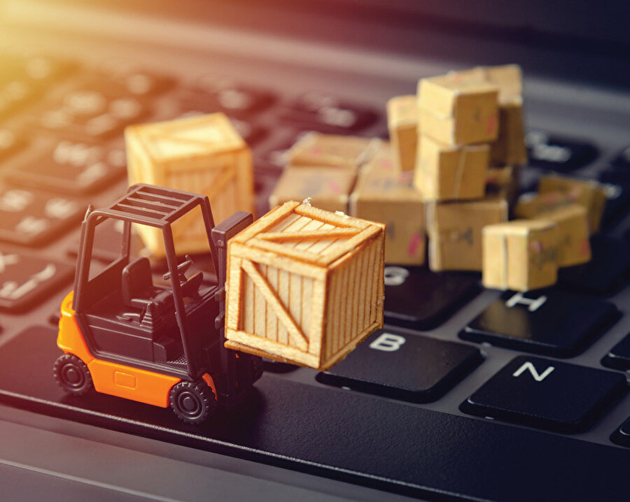 Vurdu, dünyada e-ihracatın gelişim hızının yakalanabilmesi için uluslararası kargo şirketi ve uluslararası lojistik merkezinin kurulması gerektiğini belirtiyor.