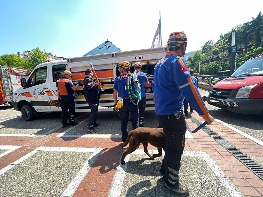 Bursa'daki AVM'de bir mağazada çökme meydana geldi

