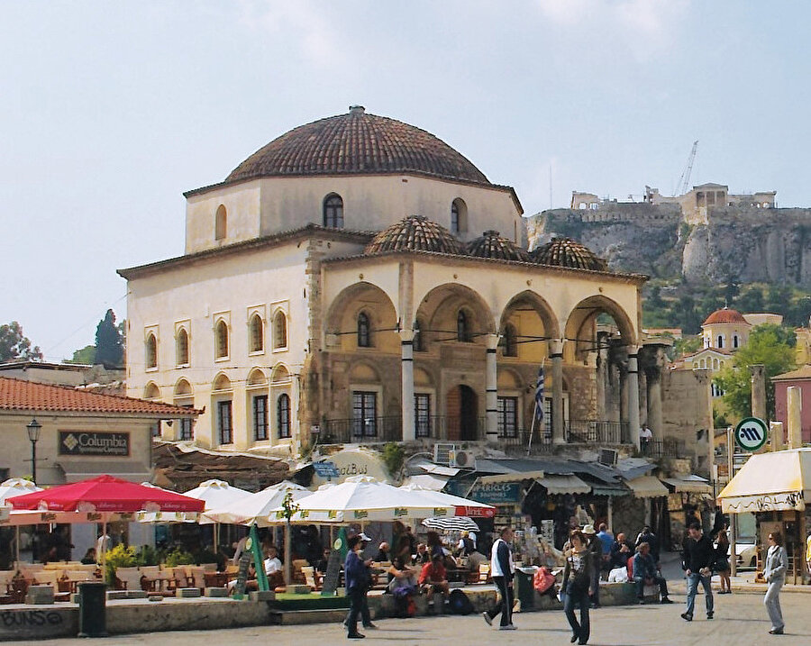 Monastraki Meydanı denilen çarşı alanında yükselen Voyvoda (Mustafa Ağa) Camii’nin altında bugün dükkanlar bulunuyor