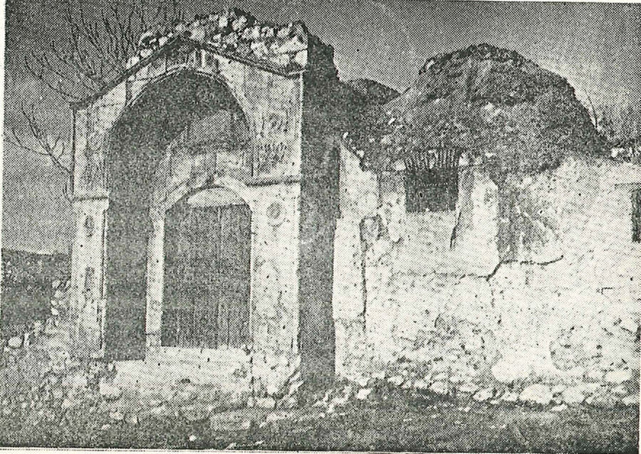 Atina’daki bir diğer Osmanlı eseri olan medrese girişinin eski bir resminde ise hiçbir Osmanlı dönemi medresesinde görülmeyen taşa işlenmiş bezemeler fark ediliyor.