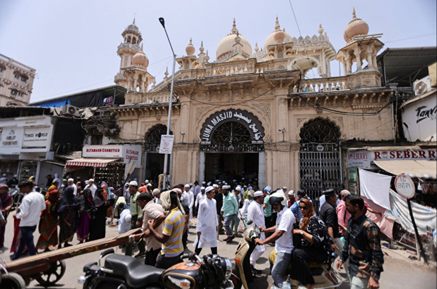 Mumbai eyaletinin batısındaki 900'den fazla cami, yerel bir Hindu politikacının şikayetleri üzerine 55 desibelden yüksek sesle ezan okunmasını yasakladı.
