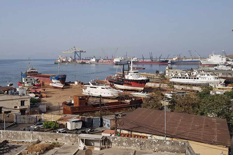 Lübnan'da tekne almak için herhangi bir yasal sorumluluk bulunmuyor. Lübnan vatandaşı olmayanlar bile çok kolay bir şekilde limandan istediği hacimde tekne satın alabiliyor.