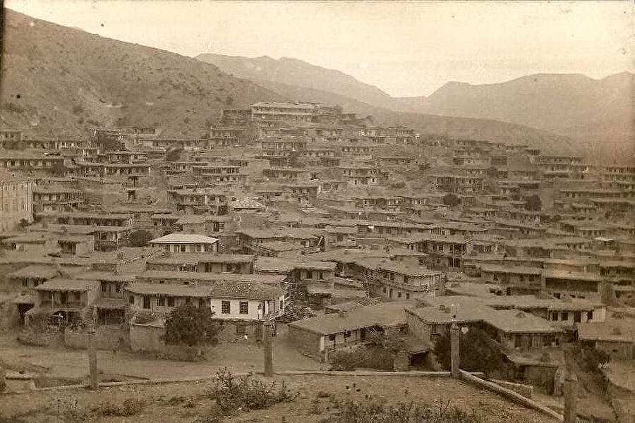 Aluşta yakınlarında boşaltılmış Kırım Tatar köylerinden biri olan Üsküt. Fotoğraf, köydekilerin tamamen sürgün edilmesinden sonra, 1945’de çekilmiş.