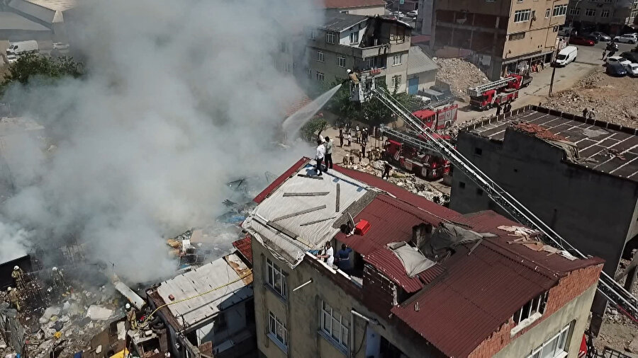 Alevler meraklarına engel olmadı: Çatıya çıkıp, izlediler