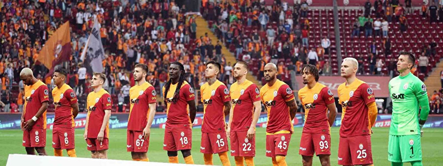 2 futbolcu taraftara veda etti