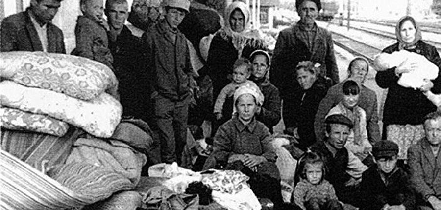 Öz yurtlarından bir gecede koparılarak insanlık dışı şartlardaki tren vagonlarıyla Orta Asya'ya sürgün edilen Kırım Tatar Türkleri.