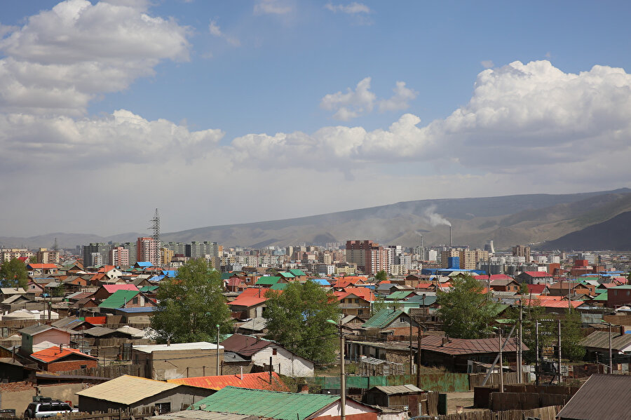 Ulan Batur'da binaların ardı bozkır.