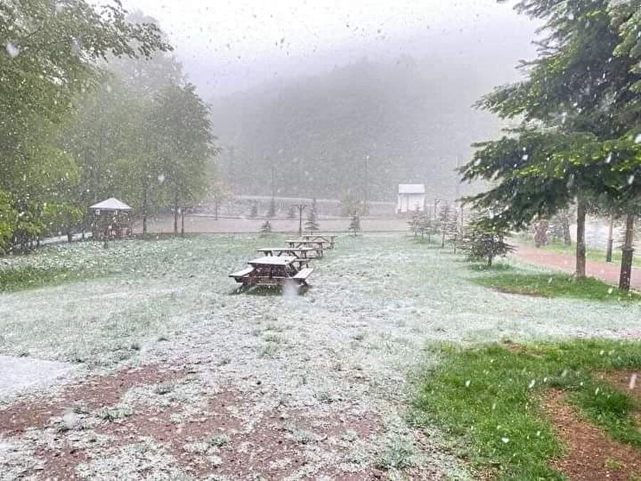 Mayıs'ın ortasında kar sürprizi: Yerler beyaza büründü