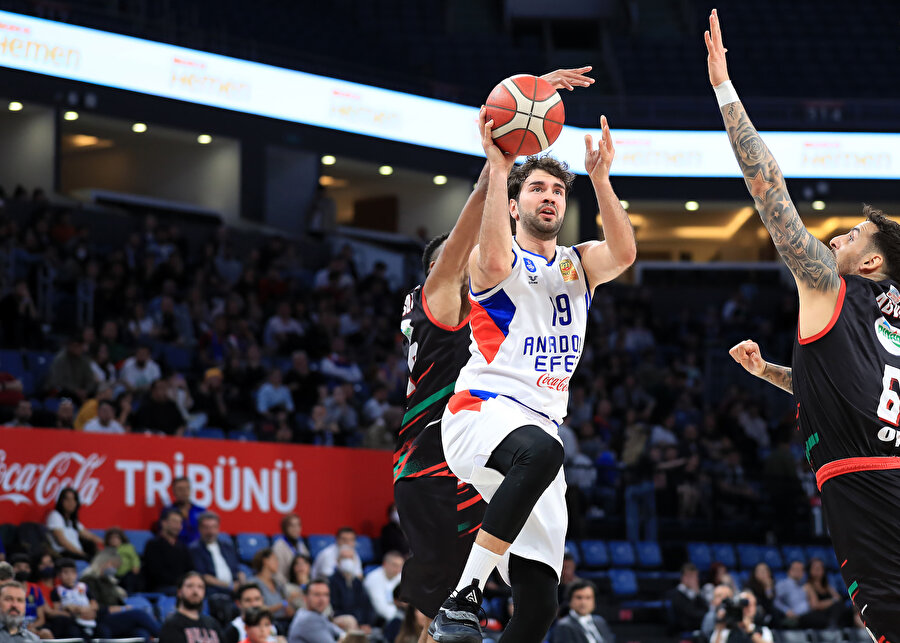 Anadolu Efes, final için parkede