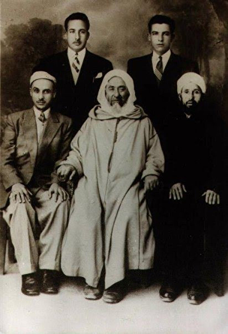(Alt sıra) Muhammed el-Hâşimî, sağında oğlu Şeyh Ahmed ve solunda talebesi Şeyh Abdurrahman el-Şâgûrî.