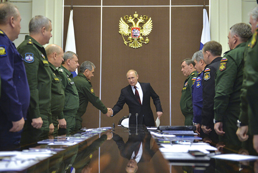 Putin ve Rus komutanlar.