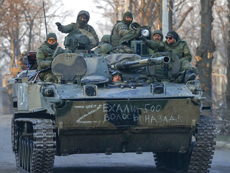 Almanya, Rus askeri harekatının başlamasından yalnızca birkaç gün sonra, 100 milyar euroluk savunma bütçesi ve onlarca ABD yapımı F-35 5. Nesil savaş uçağı alacağını ilan etmesiyle, 2. Dünya Savaşından itibaren devam ettirdiği pasifizm politikasını adeta çöpe attı.