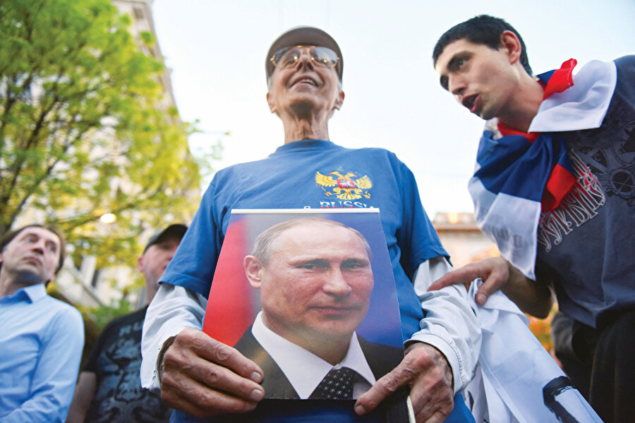 Putin’i destekleyen Sırplar.