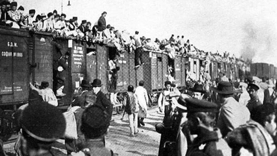 Sovyetler Birliği'nin lideri Josef Stalin'in 18 Mayıs 1944'te gece yarısı yürürlüğe konulan kararıyla yataklarından kaldırılarak hayvanların taşındığı vagonlara doldurulan çoğunluğu yaşlı, çocuk ve kadınlardan oluşan 250 bin civarındaki Kırım Tatarı, aç susuz üç günde Orta Asya'ya sürgün edildi.