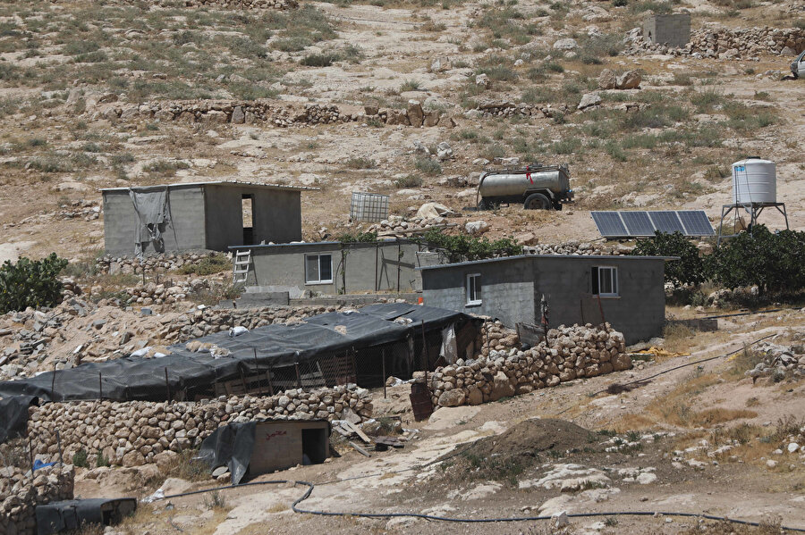 Mesafir Yatta sakinleri, mağara ve derme çatma evlerde kısıtlı imkanlarla yaşıyor.