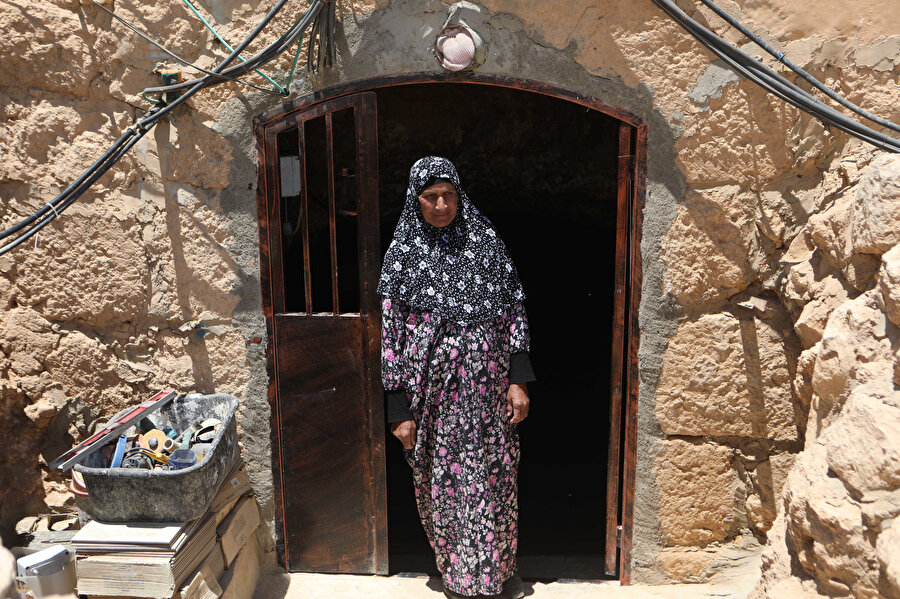 Bölge sakinlerinden Safa Neccar, yaklaşık 80 metrekarelik bir mağarada yaşıyor.
