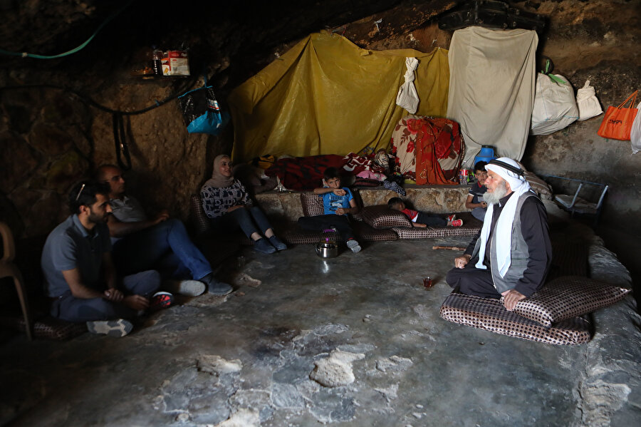 Cinbe köyündeki mağaralardan birinde yaşayan Ali Ceberi, 