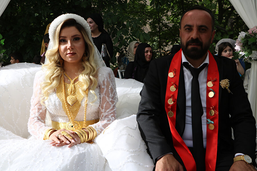 Düğünde birbirleriyle yarıştılar: Gelin ve damada takılan takı miktarı dudak uçuklattı