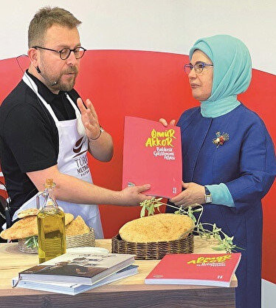 Şef Ömür Akkor Ketebe yayınlarından çıkan ‘Balıkesir Gastronomi Atlası’ kitabını Emine Erdoğan’a hediye etti