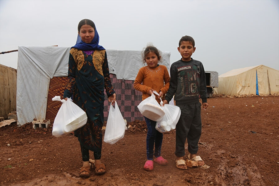 Soğuk kış şartlarının çadırlarda yaşayan çocukları kötü şekilde etkilediği Kuzey Suriye’de gıda problemi de önemli bir başlık olarak duruyor. 