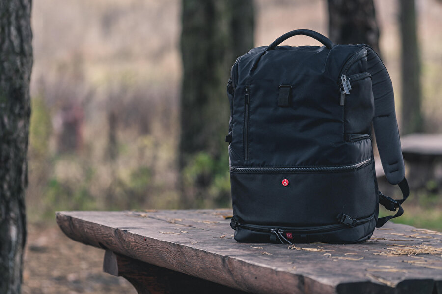 Sırt çantası sırtüstü giyilen bir tür çantadır. Okul, turizm, seyahat, yürüyüş veya kamp vb. için kullanılabilir. 