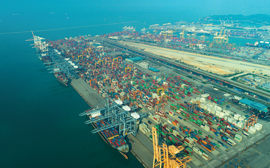 Zeytinoğlu, limanlarının ve antrepolarının transit ticarette kullanılmaya başladığını söylüyor.