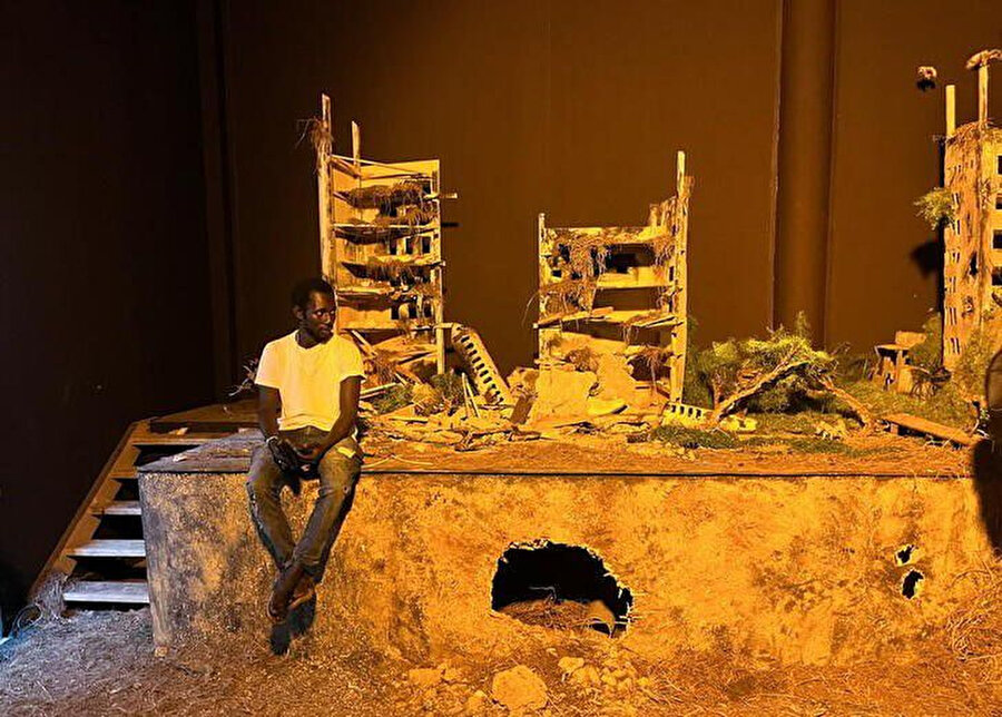 Senegalli sanatçı Fally Sene Sow, 19 Mayıs 2022'de Dakar, Senegal'de düzenlenen Senegal Afrika Çağdaş Sanat Bienali'nin 14'üncüsü sırasında sanat enstalasyonunun yanında dinleniyor. REUTERS/Elodie Toto