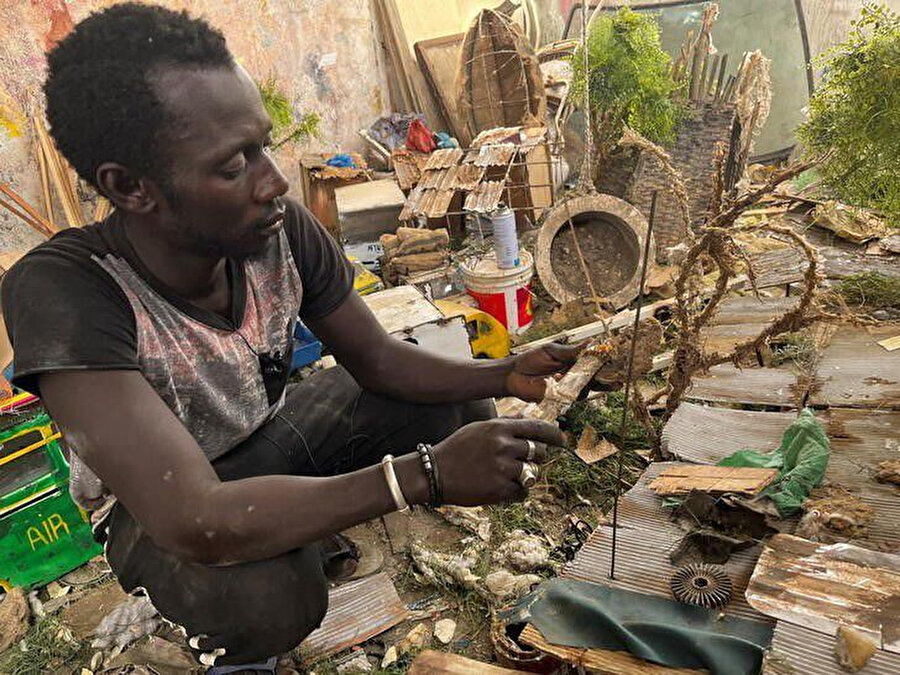 Senegalli sanatçı Fally Sene Sow, 18 Mayıs 2022'de Dakar, Senegal'de gerçekleştirilecek olan 14. Senegal Afrika Çağdaş Sanat Bienali'nin öncesinde Colobane Market'teki stüdyosunda son hazırlıklarını yapıyor. REUTERS/Elodie Toto