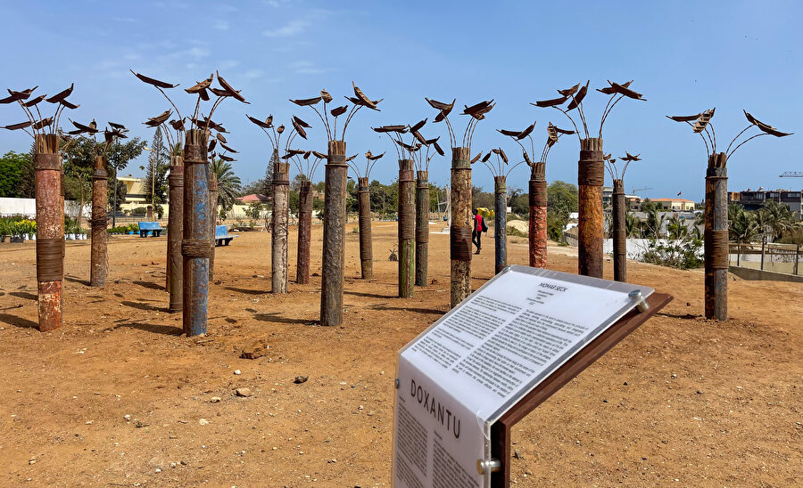 Bu yılki teması yerel Serer dilinde demir işlemek anlamına gelen 'Indaffa' olan bienalin resmi seçkisine 28 ülkeden 59 görsel sanatçı katılıyor.