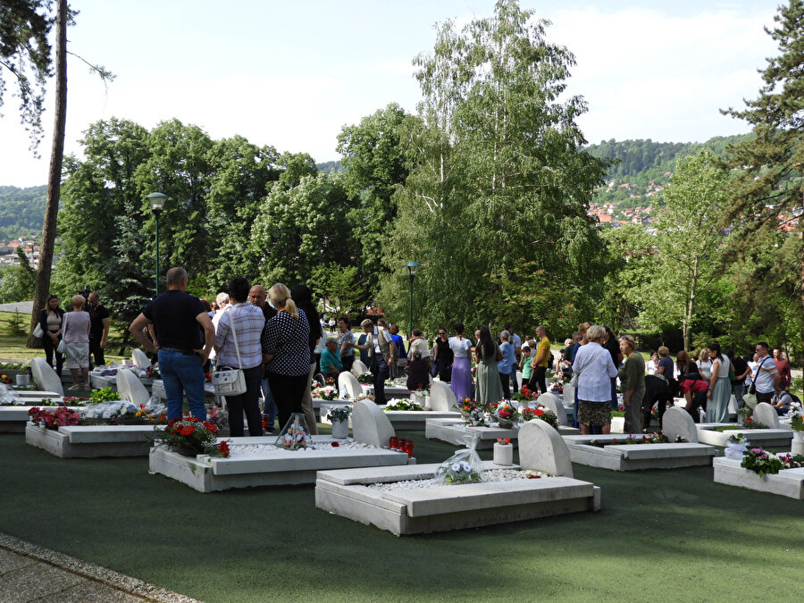 1995 yılında dönemin Bosna Sırp Cumhuriyeti Genelkurmay Başkanı Novak Djukic'in emriyle Sırp Cumhuriyeti Ordusunun (VRS) Kapiya semtini bombalaması sonucu 71 kişi hayatını kaybetmiş, 124 kişi de yaralanmıştı.