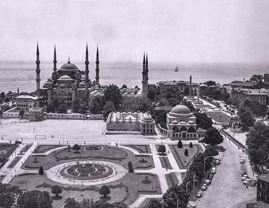 Sultanahmet Meydanı'nda top koşturmak