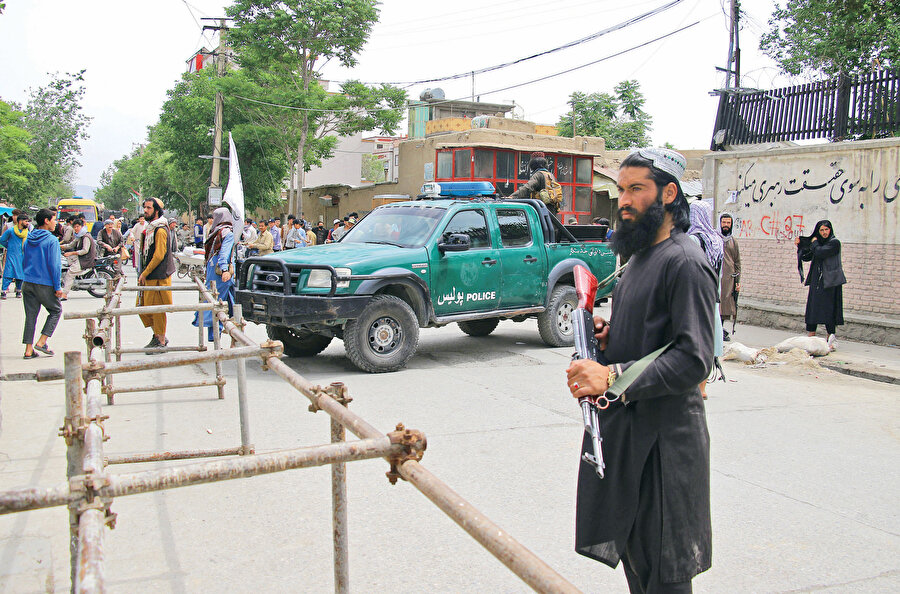 Taliban’ın İran’a silah doğrultuşu ve temsilciliklerine yönelik hasmane tutum takınması doğrudan 1998’deki Mezarışerif baskınını akla getirmekte.