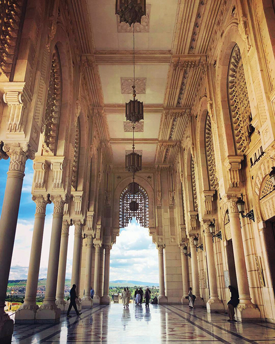 Emir Abdülkâdir Camii bünyesinde İslâmî ilimler eğitimi veren bir üniversite de yer almaktadır.