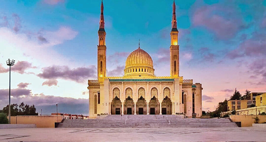 Cezayir’in Kasantîne şehrinde Emir Abdülkâdir adına inşa edilen cami 1994 yılında ibadete açıldı.