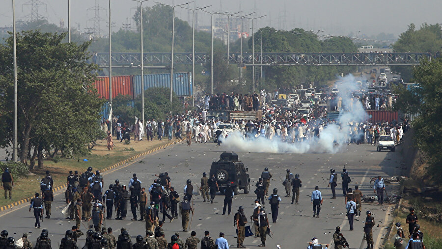 Ülkenin farklı bölgelerinde PTI taraftarlarının düzenlediği yürüyüşü engellemek isteyen polislerle Han destekçileri arasında olaylar çıkmıştı.