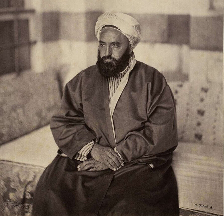 Cezayir'de Fransız sömürgesine karşı verilen mücadelenin önemli isimlerinden biri olan Emir Abdulkâdir, 1855'ten itibaren, 1883'te 74 yaşında vefat edeceği Şam'da sürgünde yaşamıştır.