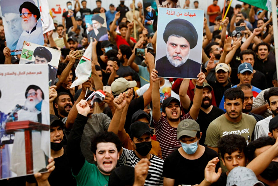 Sadr Hareketi lideri Mukteda es-Sadr'ın destekçileri, Irak parlamentosunun İsrail ile ilişkilerin normalleştirilmesini suç sayan yasayı geçirmesinin ardından kutlama yapıyor, Bağdat, 26 Mayıs 2022.