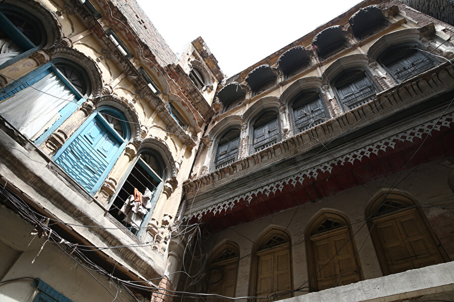 Dar sokakları, karmaşık trafiği ile adeta Pakistan'ın aynası konumunda olan Ravalpindi'de birbirinden eşsiz tarihi evler bulunuyor.