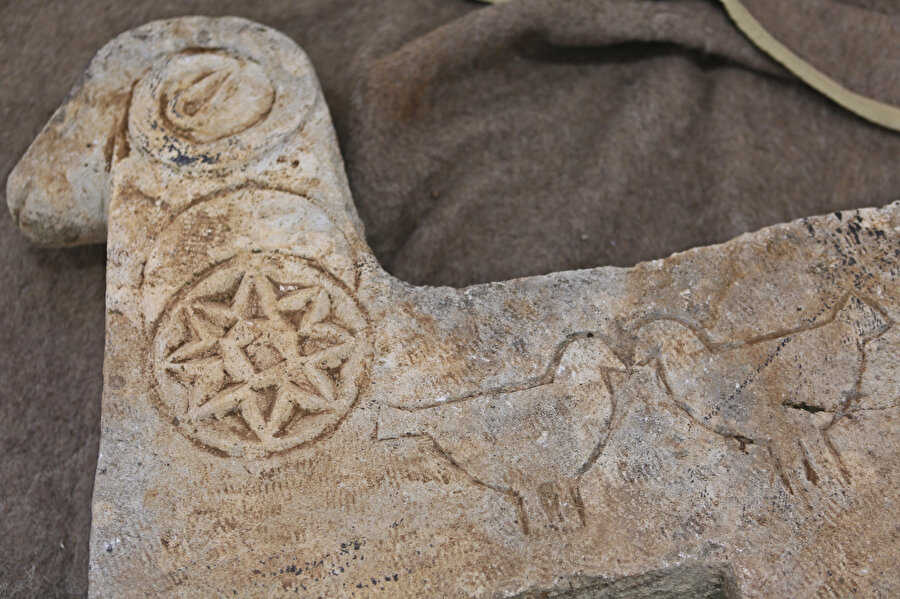 Kırmızı bültenle aranıyordu: 'Koç Başlı Mezar Taşı' bulundu