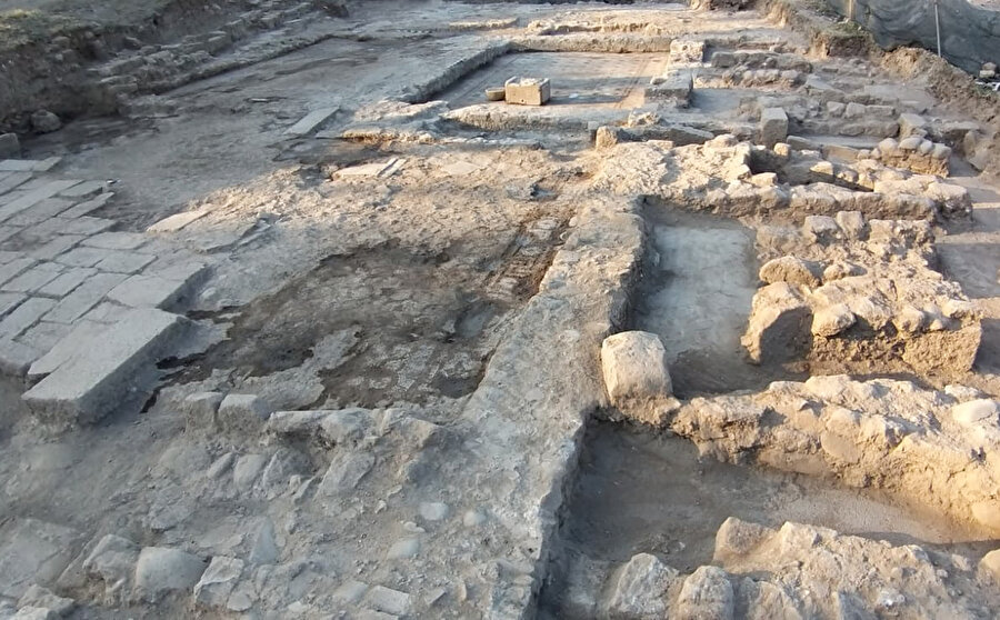 Bergama'da yaklaşık 1800 yıllık geometrik desenli mozaik bulundu