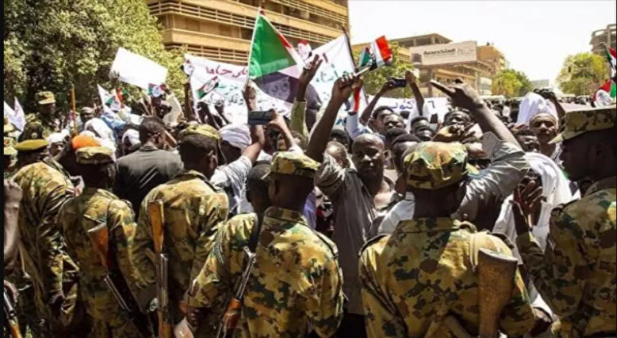 Sudan'da 63 siyasi tutuklu serbest bırakılırken bazı tutukluların hala başkent Hartum'un güneyindeki hapishanede olduğu ifade edildi.