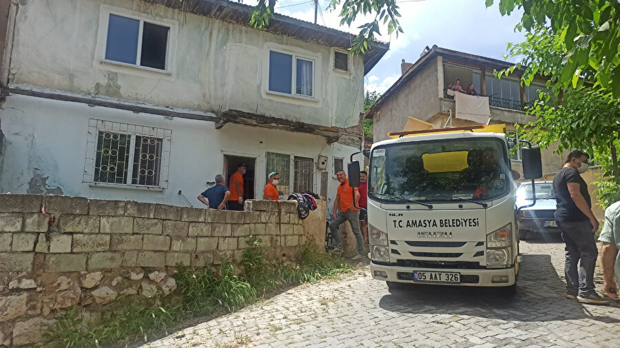 Kötü koku yayılan evden iki kamyon çöp çıktı