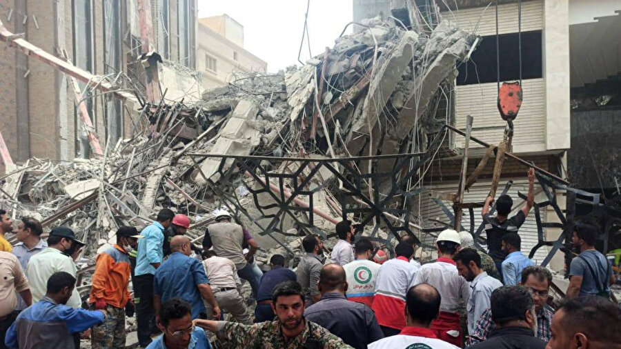 İran'da çöken bina