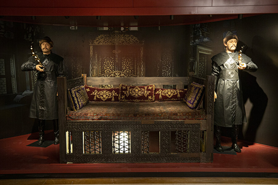 Müze müdürü Ali Haydar Atalar, 325 eserin restorasyona tabi tutulmasıyla yenileme sürecinin başlatıldığını anlattı.