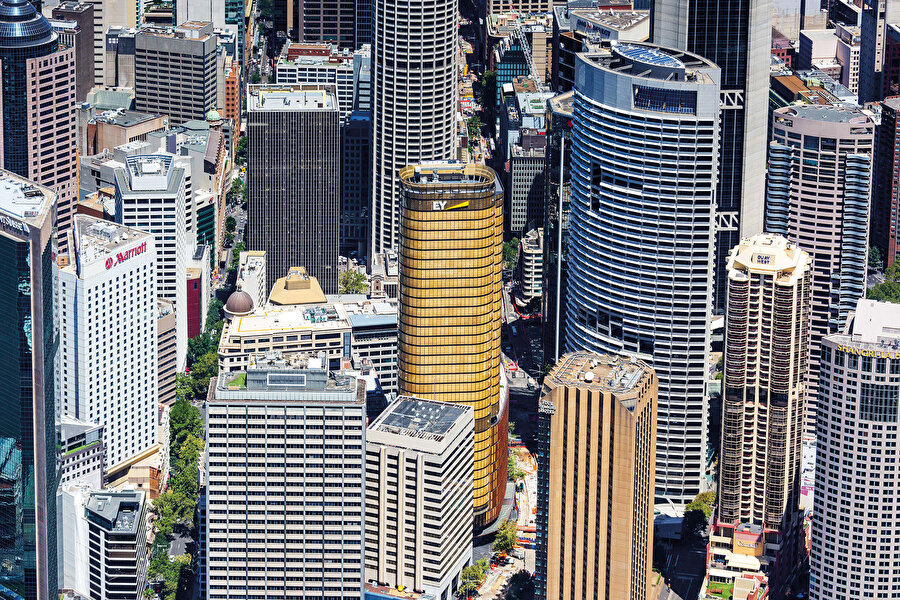 Sidney'in merkezindeki hareketli bir bölgede yer alan 155 metre yüksekliğindeki EY Centre, kentsel dokuya uyum sağlıyor. Fotoğraf: Mark Merton.