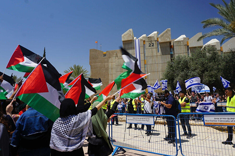 İsrailli ve Filistinli öğrenciler Beersheba'daki Ben Gurion Üniversitesi'nde protesto gösterileri düzenlemişti, 23 Mayıs 2022.